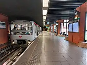 Intérieur de la station, sur le quai direction "Gare de Vaise", avec la rame 343-344