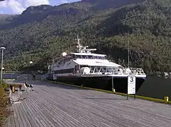 Un bateau accosté au port de Flåm.