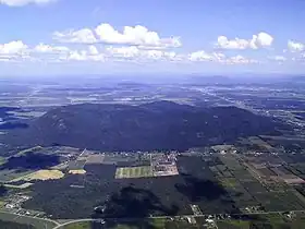 Le mont Yamaska vu des airs en parapente à 1 300 mètres d'altitude.