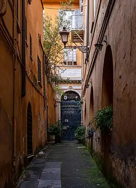 Au fond de la ruelle, l'entrée de l'oratoire
