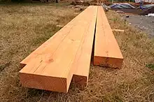 Des madriers sur un chantier.