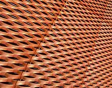 Métal déployé mis en œuvre en façade et en surtoiture