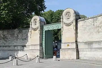 No 8 : entrée principale du cimetière du Père-Lachaise.