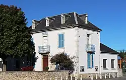 Photographie en couleurs d'une mairie (bâtiment administratif) à La Barthe-de-Neste, en France.