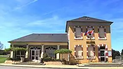 Photographie en couleurs d'une mairie (bâtiment administratif) à Orleix, en France.