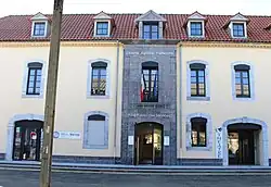 Photographie en couleurs d'une mairie (bâtiment administratif) à Rabastens-de-Bigorre, en France.