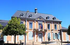 Photographie en couleurs d'une mairie (bâtiment administratif) à Séméac, en France.