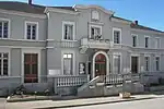Façade de la mairie de Saint-Paul-de-Jarrat depuis le parvis de l'église.