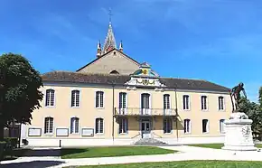 Photographie en couleurs d'une mairie (bâtiment administratif) à Vic-en-Bigorre, en France.