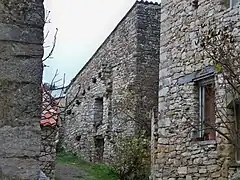 Tentative d'extension d'une maison dans le village. La partie ajoutée a été démolie pour permettre le passage d'un chemin.