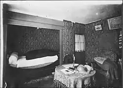 Intérieur de maison. Casque de poilu sur la table.