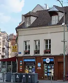 Rare maison du XVIIIe siècle à subsister à Suresnes, place Henri-IV. Elle comporte notamment des lucarnes en saillie.