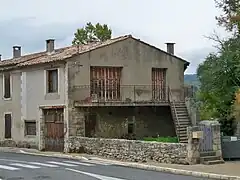 Maison à pontin à l'entrée de Céreste, sa construction date du milieu du XXe siècle.
