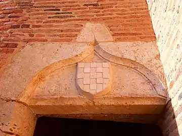 Détail du blason sur le linteau.