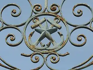 Détail du portail, à l'emblème du service des phares et balises.