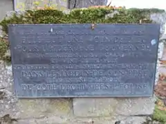 Plaque commémorative du jardin entre la maison et l'église, où Jeanne entend pour la première fois la voix de Dieu, puis celle des saintes Catherine d'Alexandrie, Marguerite d'Antioche, et de l'archange saint Michel.