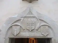 Linteau de la porte d'entrée : l'écu central renvoie à la couronne de France. Les écussons inférieurs évoquent le couple Nicole Thiesselin et de Claude du Lys, petit-fils du frère aîné de Jeanne (armoiries de la famille d'Arc).