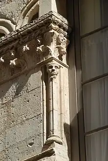 Colonnette et visage humain.