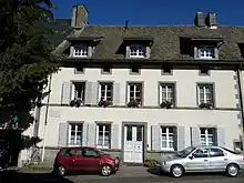 Maison blanche dans l'alignement des autres. Deux fenêtres de part et d'autre de la porte d'entrée, cinq au 1er étage, trois  s'ouvrant dans le toit sur des chambres mansardées