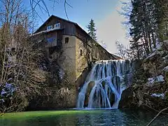 La grande cascade de la Source Bleue.