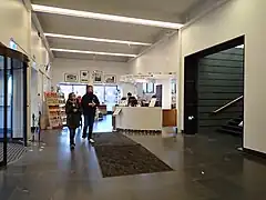 Le foyer du musée avec un escalier menant aux salles d'exposition