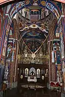 Iconostase et fresques dans l'église.