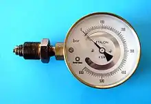 Cadran de manomètre gradué de 0 à 600 bars.