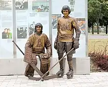 Hommage aux bénévoles du tournoi international de hockey pee-wee de Québec avec la représentation de Manon Rhéaume et de Sylvain Côté présent à la Place-Jean-Béliveau à Québec