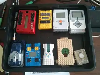 Plusieurs modèles de briques Lego Mindstorms