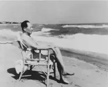 Photographie du  dirigeant Mao Zedong en maillot de bain sur la plage de Beidaihe en 1960.