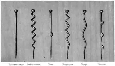 Six esprits majeurs représentés par bâtons en bois.
