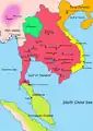 Péninsule indochinoise vers 900 : vert : Hariphunchai rouge : empire khmer jaune : royaume de Champa orange : dynastie Tangrose : Dvâravatî