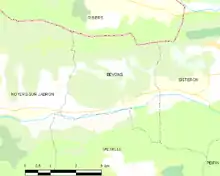 Carte élémentaire montrant les limites de la commune, les communes voisines, les zones de végétation et les routes