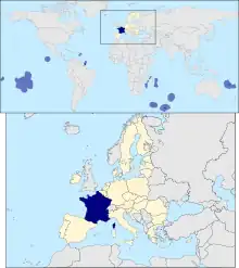 Carte de la France dans le monde en haut et de la métropole en Europe en bas.