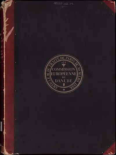 Sceau de la commission, faisant apparaître un trident, sur un atlas du delta du Danube (1887).