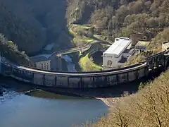 La vue du barrage depuis le belvédère.