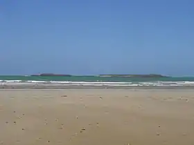 L'île de Téviec (à droite) et le rocher de Guernic (à gauche) vus depuis la plage de Penthièvre