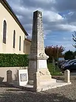 Le monument aux morts près de la mairie (octobre 2012).