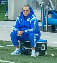 Photographie de Marcelo Bielsa assis sur une glacière.