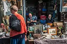 Déballage au cul du camion