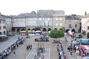 Marché nocturne des vendredis d'été.