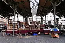 Stands du marché du livre ancien et d'occasion installés sous la halle aux chevaux.