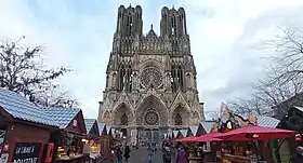 Marchéle département de Noël devant la Cathédrale.