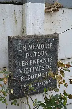 Plaque apposée sur le mur en face de la maison de Dutroux à Marcinelle.