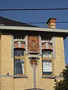 Rue Jules Destrée, 25 à Marcinelle. Détail des sgraffites.