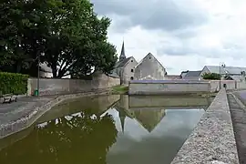 La mare et l'église Sainte-Croix.
