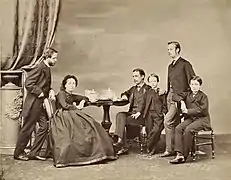 La reine-mère entourée de ses fils, les comtes de Trani, d'Agrigente, de Castalgirone, de Caserte et de Bari (1862).