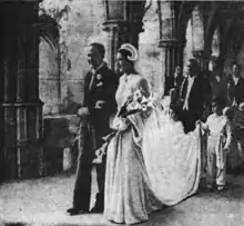 Simone Goüin, fille d'Édouard, lors de son mariage avec Antoine Beyens à l'abbaye de Royaumont, en 1937.