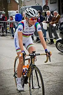 Marianne Vos en 2013 avec le maillot combiné de leader la Coupe du monde et de championne du monde