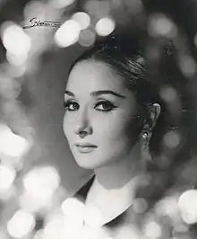 Portrait photo en noir et blanc d'une jeune femme.